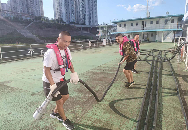 忠縣分公司游輪岸電搭接、船舶生活污水排岸創(chuàng)歷史新高2.jpg